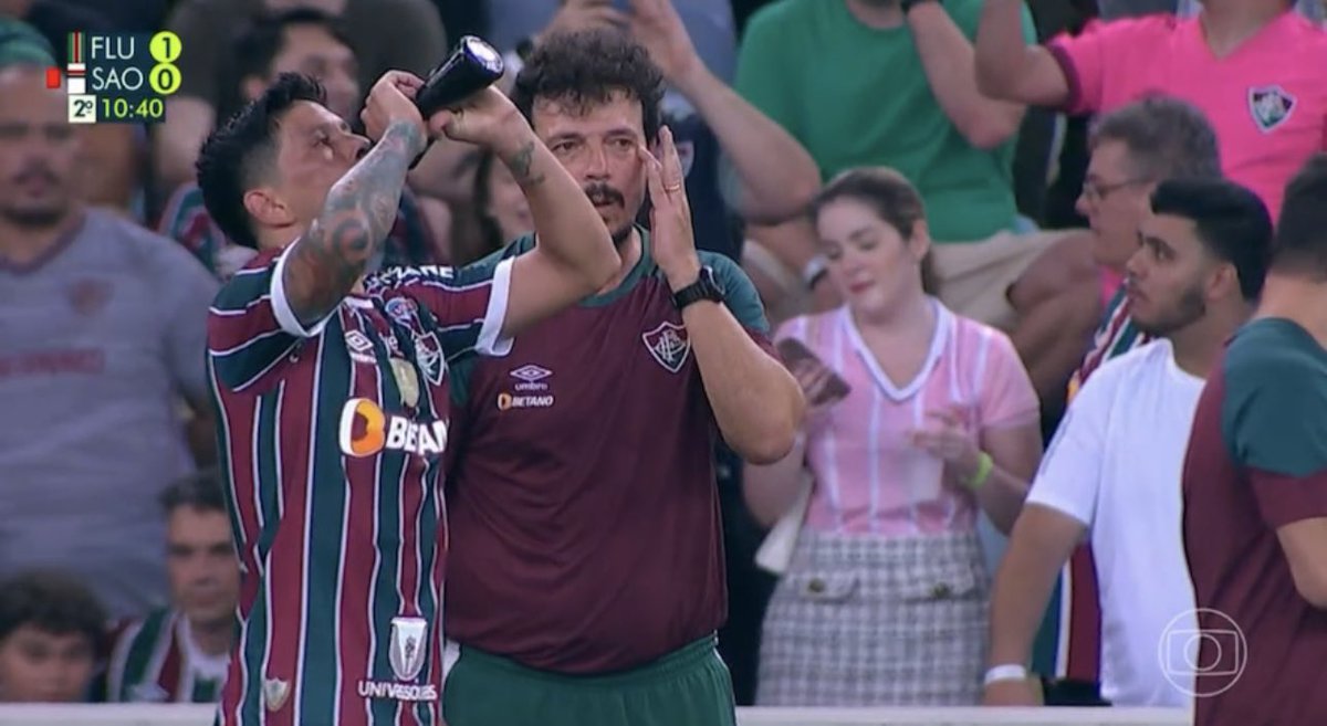 "Muita gente diz que a Seleção Brasileira não evolui porque o trabalho do Fernando Diniz é difícil e ele não tem tempo. E tudo isso está corretíssimo. Mas tem mais um problema na Seleção que é da mesma importância, e aqui no Fluminense ele não tem: um cara para colocar a bola pra