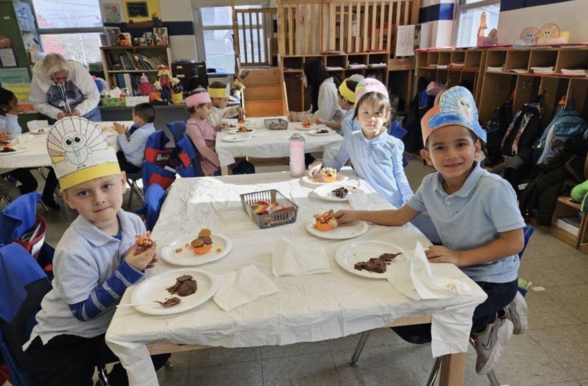 K022 Friendsgiving! We made turkey cup cakes, butter and tasted pumpkin and apple pie.