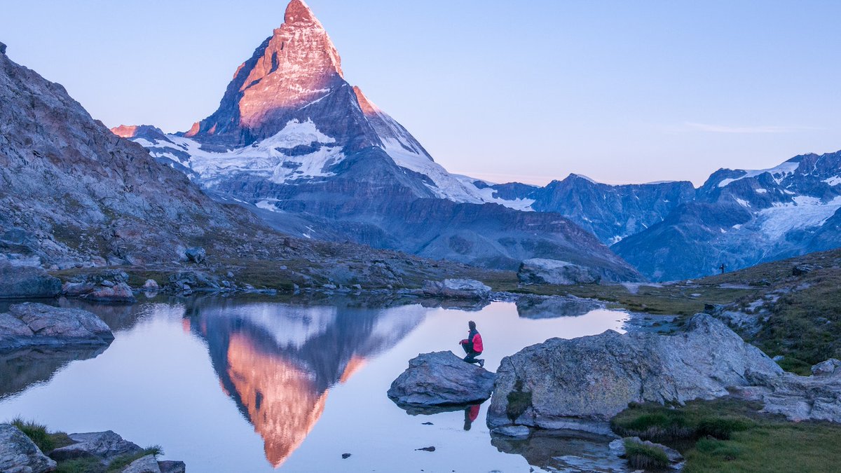 HiLong92932407's tweet photo. Khám Phá Vùng Alpine Ở Thụy SĨ 🏔️🇨🇭

Thụy SĨ, điểm đến nổi tiếng với những ngọn núi hùng vĩ và vùng Alpine tuyệt vời, không chỉ là nơi mang đến những cảnh đẹp thiên nhiên kỳ diệu mà còn là điểm đến của sự hòa mình vào văn hóa và lịch sử độc đáo. 🚞🌲

1. Đỉnh Núi Hùng Vĩ:
Vùng Alpine của Thụy SĨ nổi tiếng với những ngọn núi cao vút, như Matterhorn và Jungfrau, tạo nên bức tranh ngoạn mục. Các khu vực như Zermatt và Interlaken trải đầy cảnh đẹp hùng vĩ của dãy Alps, với đỉnh tuyết phủ trắng mịn quanh năm. ❄️🏞️

2. Hồ Alpine Tuyệt Vời:
Những hồ nước trong veo như Lake Geneva và Lake Lucerne nằm dưới chân những ngọn núi cao, tạo nên bức tranh tuyệt vời và yên bình. Du khách có thể thưởng ngoạn cảnh đẹp này trên các du thuyền hồ hoặc trên những bờ hồ quyến rũ. ⛵🏞️

3. Lịch Sử và Văn Hóa:
Vùng Alpine không chỉ đẹp về thiên nhiên mà còn là nhà của nhiều thị trấn lịch sử và là trung tâm văn hóa độc đáo. Thị trấn như Lucerne và Interlaken kết hợp giữa kiến trúc cổ điển và sự hiện đại, tạo nên không khí tuyệt vời. 🏰🎨

4. Hoạt Động Ngoại Ô:
Thụy SĨ'Alpine không chỉ là nơi cho những người yêu thể thao mạo hiểm, mà còn cho những người muốn thư giãn và tận hưởng không khí trong lành. Những hoạt động như trượt tuyết, leo núi, và thậm chí là thăm các thác nước lớn như Rhine Falls đều là những trải nghiệm khó quên. ⛷️🏞️

5. Văn Hóa Ẩm Thực:
Khám phá Alpine cũng đồng nghĩa với việc thưởng thức ẩm thực độc đáo. Thụy SĨ không chỉ nổi tiếng với sô-cô-la, mà còn là quê hương của nhiều món ăn ngon như fondue và raclette, mang đến cho du khách trải nghiệm ẩm thực độc đáo và ngon miệng. 🍫🧀

#travel #traveling #TravelTheWorld #dulich #trending #Viral #View #beauty