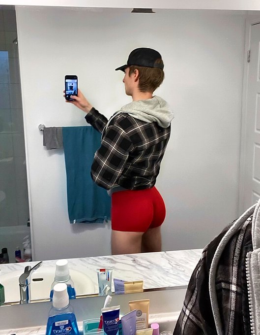 Does red look good on me? Or should I take it off ;) https://t.co/0wXadEfTYp