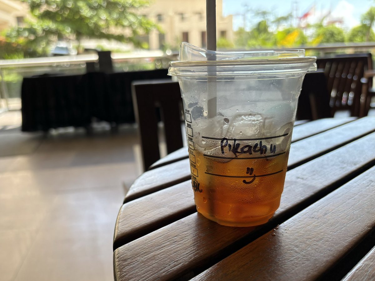 mug_i11's tweet photo. 前にネットで誰かが「海外のスタバで名前聞かれても聞き取ってもらえないからピカチュウって答えてる」って言ってて、その手があったかと。私も名前いつも聞き返されるから、試しにピカチュウって言ったら店員さんがめっちゃ笑ってくれた☺️ https://t.co/JSqK76H6c3