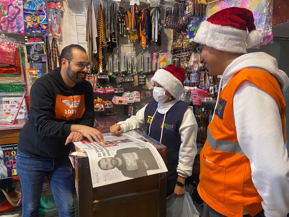 RamonFdzS's tweet photo. Hoy recorrimos el centro histórico de #Puebla saludamos pero sobre todo escuchamos a militantes y simpatizantes de @MovCiudadanoMX que nos dieron su respaldo a nuestra precandidatura @alidadb 🟠🟠 #MéxicoTieneFuturo #LoNuevo
*Mensaje dirigido a militantes y simpatizantes de Movimiento Ciudadano.