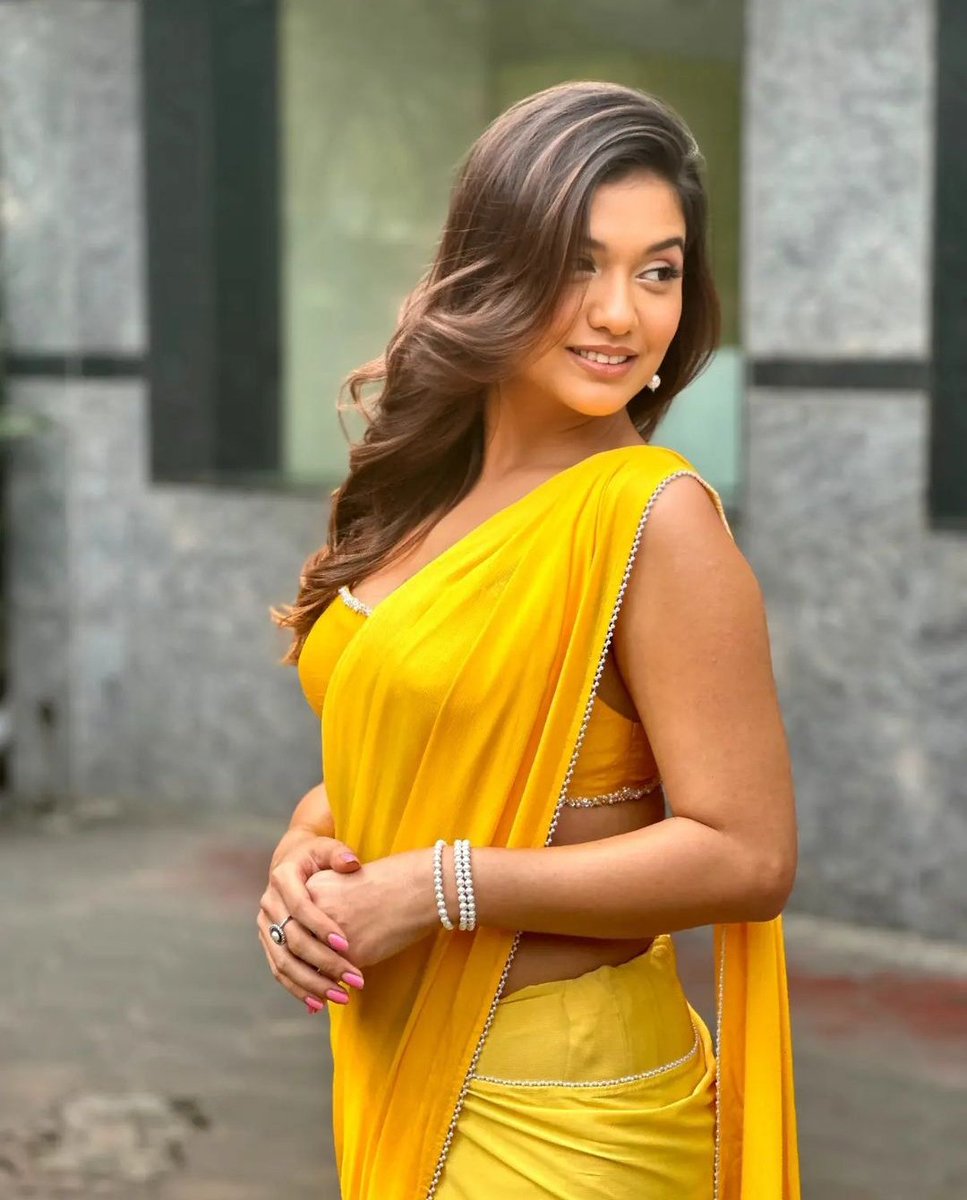 Laddu pila colour Oh my god wow 😍❤️🧿
<a href="/Divyakitweet/">Divya Agarwal</a> 
2 days to go for #Tatlubaz can't wait disha 🔥 
#divyaagarwal #DheerajDhoopar #nargisfakhri <a href="/DheerajDhoopar/">Dheeraj Dhoopar</a> <a href="/Divyakitweet/">Divya Agarwal</a> <a href="/NargisFakhri/">Nargis Fkhri</a> <a href="/theepicon/">EPIC ON</a>