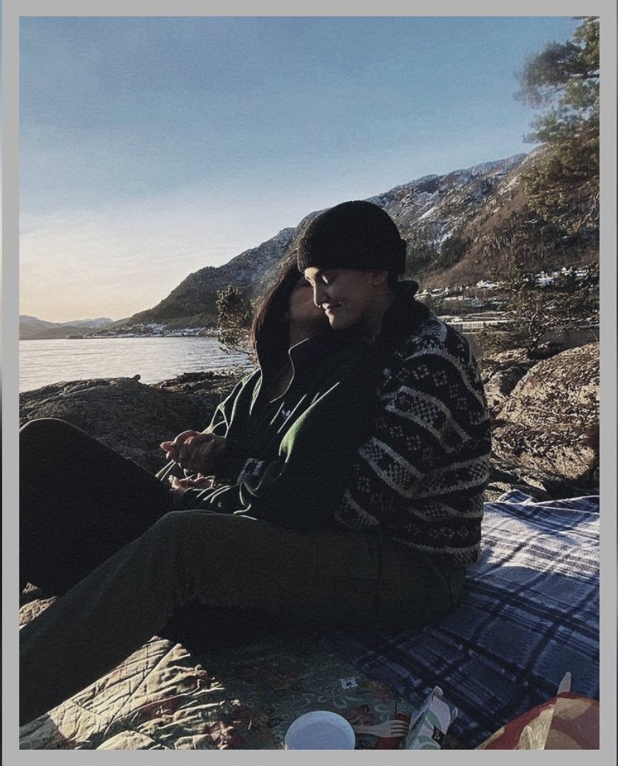 RBCCLCTT's tweet photo. ...

𝑆utilezas del alma, como cuando me observas y gritas «te amo» sin separar ni un centímetro tus labios. https://t.co/JLkcplWoJe