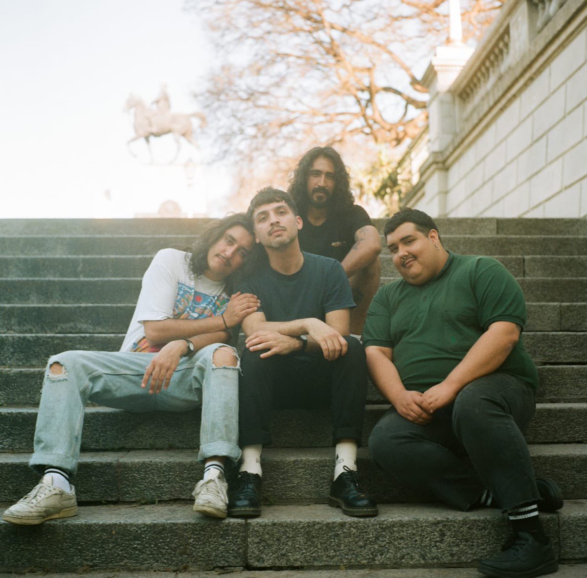 Damos la bienvenida a @cursinomuereok que se suma al catálogo de Inerme Discos con De canciones tristes, su nuevo EP. Cuatro temas que desafían al tiempo para guarecerse entre los escombros de la nueva realidad. 
🗓️ 29/11 en todas las plataformas digitales.