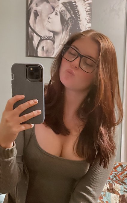 Handjob or titty fuck? #RETWEET for hand job. like for titty fuck 😈 comment were you&rsquo;d cum on me 😈. https://t<a href="/tag/retweet"class="tags">#RETWEET</a>