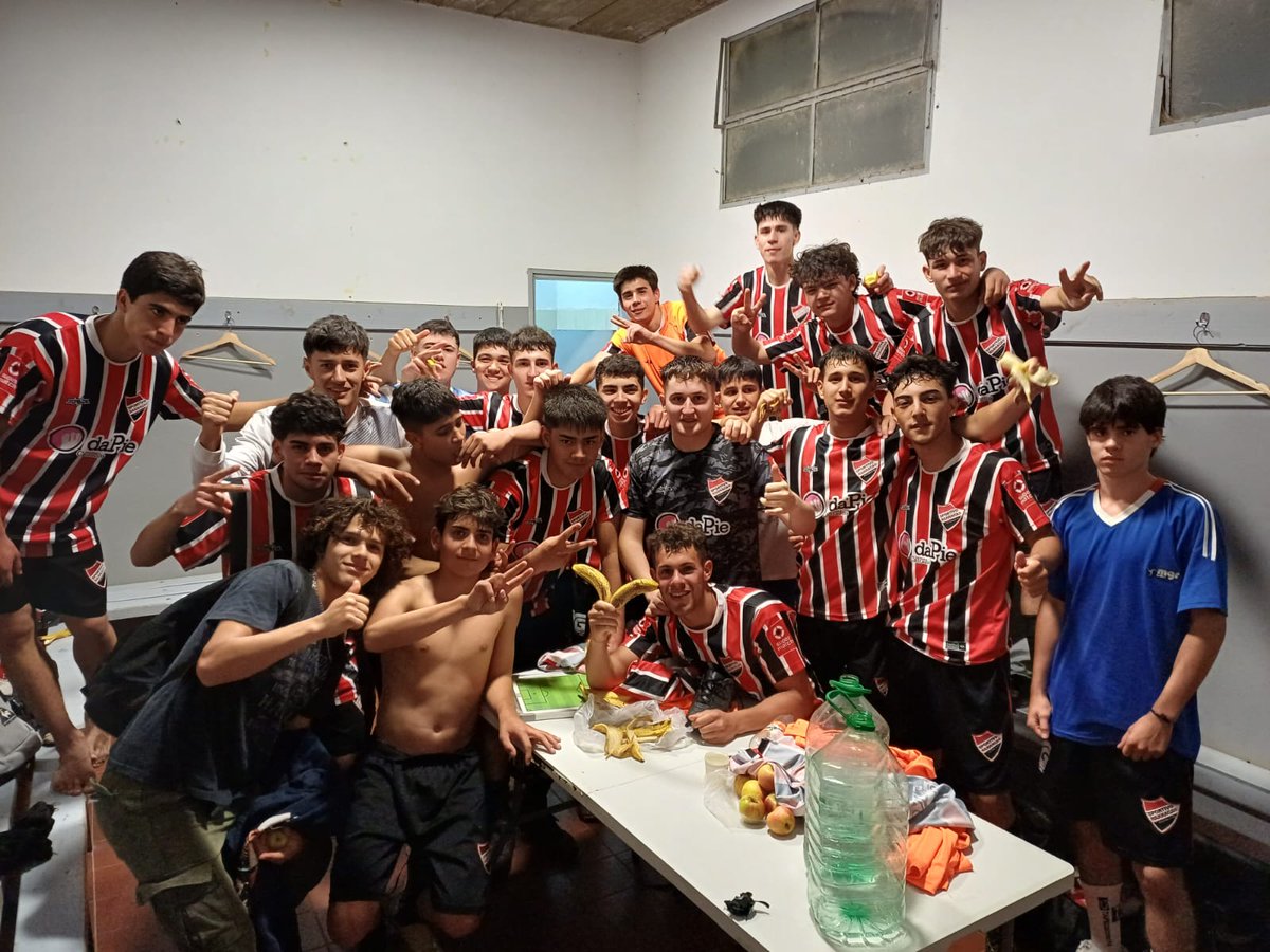 barracasdolores's tweet photo. #Sub19 Final en el Piazze. GANO BARRACAS!! Fue por 2-1 ante el líder #Nacional con goles de A. Díaz y G. Oroná. El próximo sábado visitamos Villa Soriano para enfrentar al local #LaVillaFC
#VamosCerealeros
🔴⚪⚫ https://t.co/8vyan4YTBb
