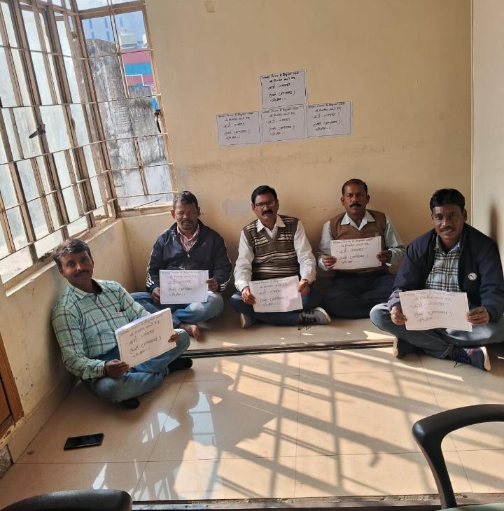 Sitaram74382348's tweet photo. #PMOINDIA
#FMOINDIA
कर्म तपस्या में बैठे हुए 157.दिन हो चुके हैं माननीय जी से विनम्र निवेदन है की आपसे हाथ जोड़कर विनम्र निवेदन करते हैं की हमारी इस कर्म तपस्या को स्वीकार कर धन्यवाद सहित सभी अस्थाई कर्मचारी आयकर विभाग उत्तर पश्चिम क्षेत्र चंडीगढ़ https://t.co/qBpUkfUrGD