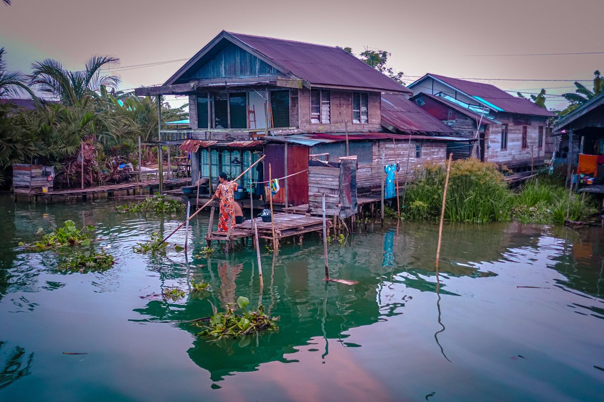 Life along the Martapura River is a unique experience – people residing in wooden houses without sewage, rising early to bathe in the river. A simple yet serene existence, where mornings start with the gentle flow of water. 🏡🌊 #MartapuraRiverLife #SimpleJoys #RiversideLiving
