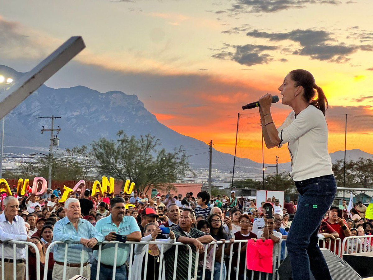 En una Urus me salgo a pasear
Diez camionetas se miran atrás
Cuido la plaza del señor Guzmán
Y al Piyi traigo de anillo de seguridad