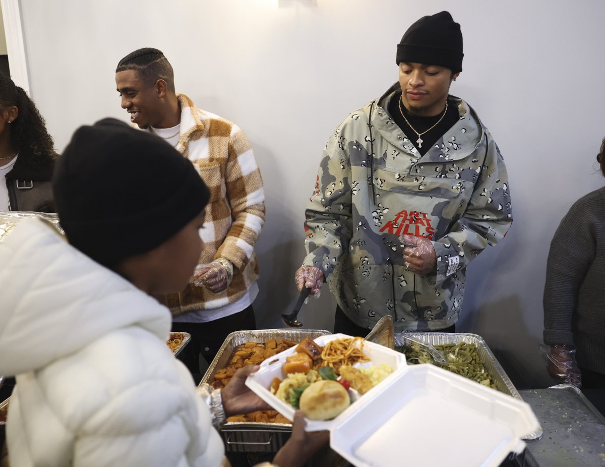 Bears quarterback Justin Fields serves sweet potatoes as part of a charitable Thanksgiving meal in Broadview on Wednesday. (Trent Sprague/Chicago Tribune)