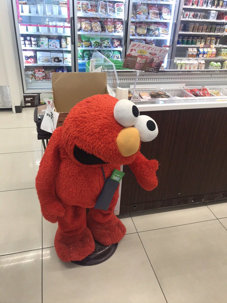 hatarakudoll's tweet photo. ファミリーマート　働きすぎの為、明後日の方向を見つめるエルモ https://t.co/Pd47ktrph7