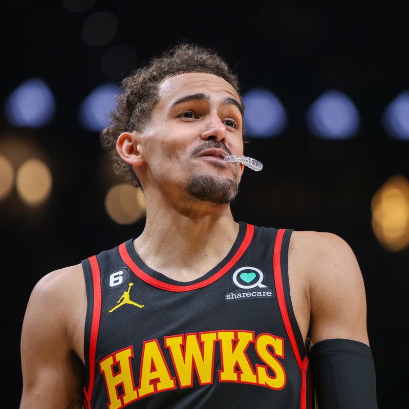 LegionHoops's tweet photo. Mikal Bridges:               Trae Young:

45 points                        43 points
10 rebounds                   9 assists
1 turnover                        8 threes                  
16-31 FGM                      12-31 FGM

Hawks win 147-145…. what a duel ⚔️ 🔥 https://t.co/2jbhH3VBFx