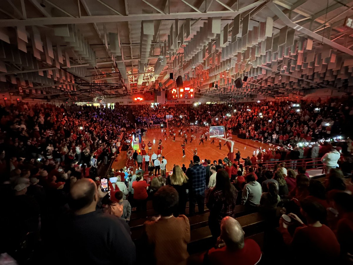 realBradBrewer's tweet photo. High school basketball in Indiana is something else. 🏀 @cvillespartans https://t.co/d45RhQpAfU