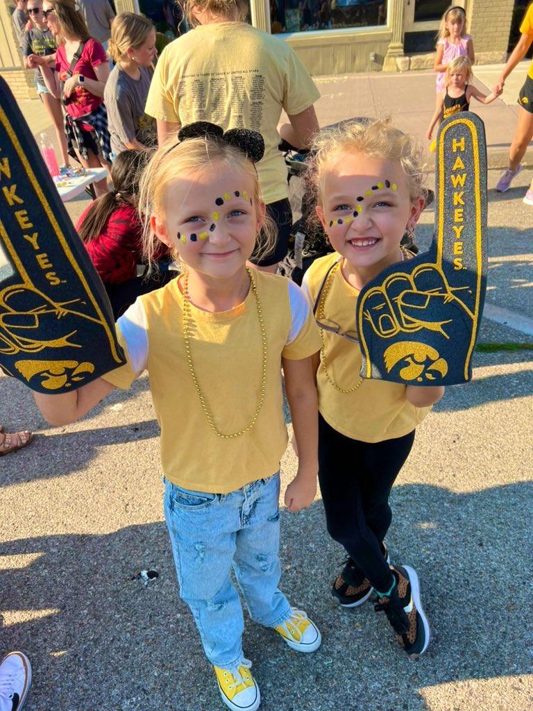 Mrs_A_Dooley's tweet photo. @higginized my family are avid Hawkeye fans and we’d love your help promoting our twin daughters’ fundraiser! Our girls’ birthday is 5 days before Christmas, so they are looking to make a difference this year for other kiddos. 
Thanks for any help! https://t.co/7ZgeQJ2x1Q