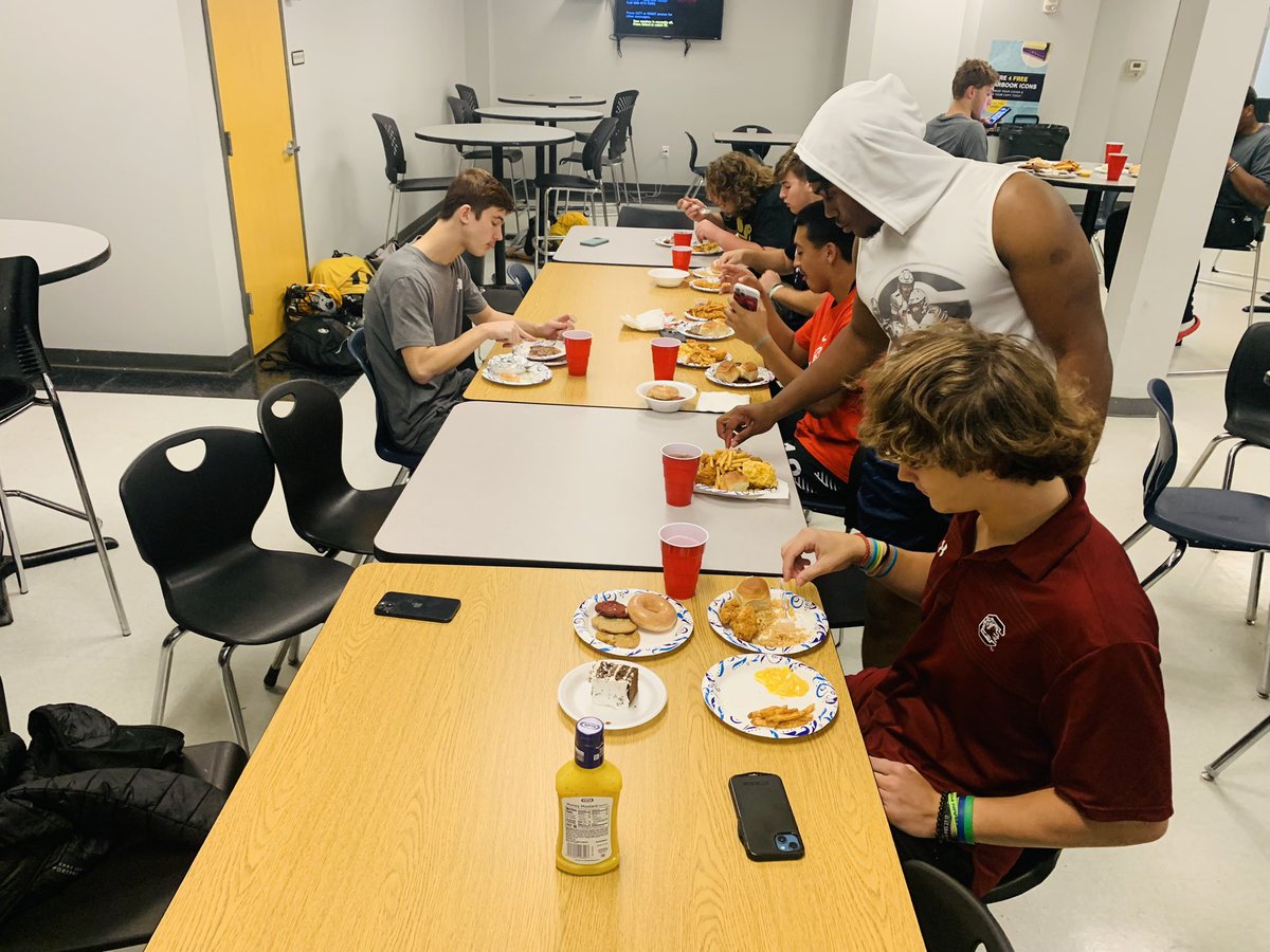coachholmes54's tweet image. We Win, We EAT!!! Thanks to all the parents for your support and those that helped out with dinner!! Look forward to practicing with these boys on Thanksgiving morning!!! #WeWinWeEat #UpperState #PracticeOnThanksgiving