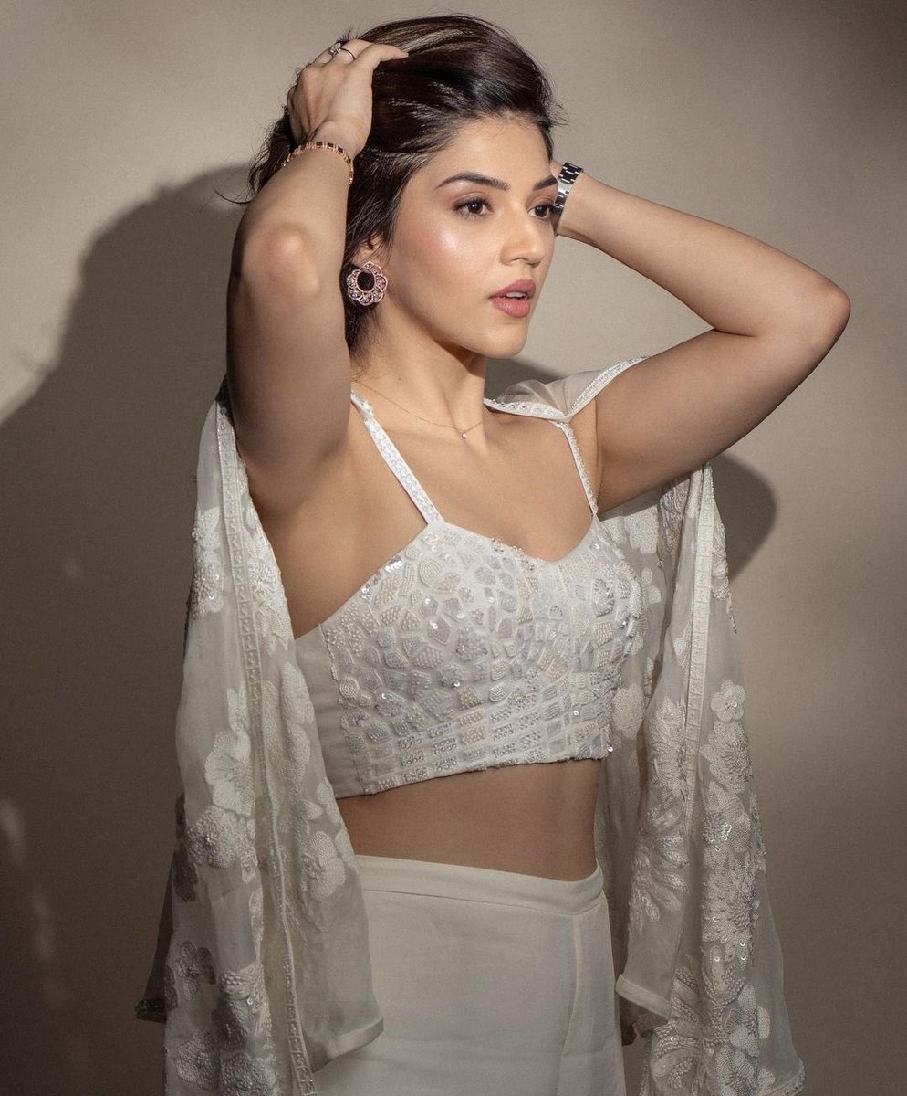 ActressesLatest's tweet photo. #MehreenPirzada @Mehreenpirzada 🤍 https://t.co/5Z7ggPy7eb