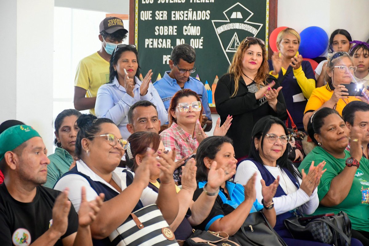 _LaAvanzadora's tweet photo. ¡Para ustedes! 

30 instituciones educativas de los  municipios Mara, Maracaibo y San Francisco han sido beneficiadas con la dotación de cocinas y refrigeradores para fortalecer la alimentación de nuestros niños/as, jóvenes y comunidad educativa. 

@NicolasMaduro
@MPPEDUCACION https://t.co/rPLwJ5n6cv