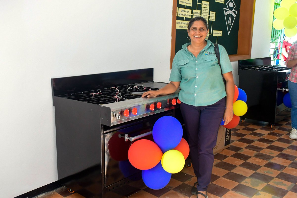 _LaAvanzadora's tweet photo. ¡Para ustedes! 

30 instituciones educativas de los  municipios Mara, Maracaibo y San Francisco han sido beneficiadas con la dotación de cocinas y refrigeradores para fortalecer la alimentación de nuestros niños/as, jóvenes y comunidad educativa. 

@NicolasMaduro
@MPPEDUCACION https://t.co/rPLwJ5n6cv