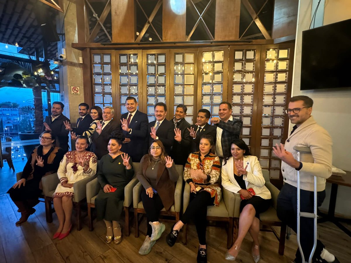 armentapuebla_'s tweet photo. La Cuarta Transformación se consolida en unidad y con humildad para continuar con el legado de nuestro presidente  @lopezobrador_.

Vamos juntos a seguir haciendo historia, un gusto trabajar de la mano con mis amigas y amigos diputados federales, en reunión con el Coordinador de la bancada de Morena, @NachoMierV.

Nuestra meta es lograr que en México, la Dra. @Claudiashein sea la primera presidenta en nuestro país.

*Mensaje dirigido a militantes del Partido Morena