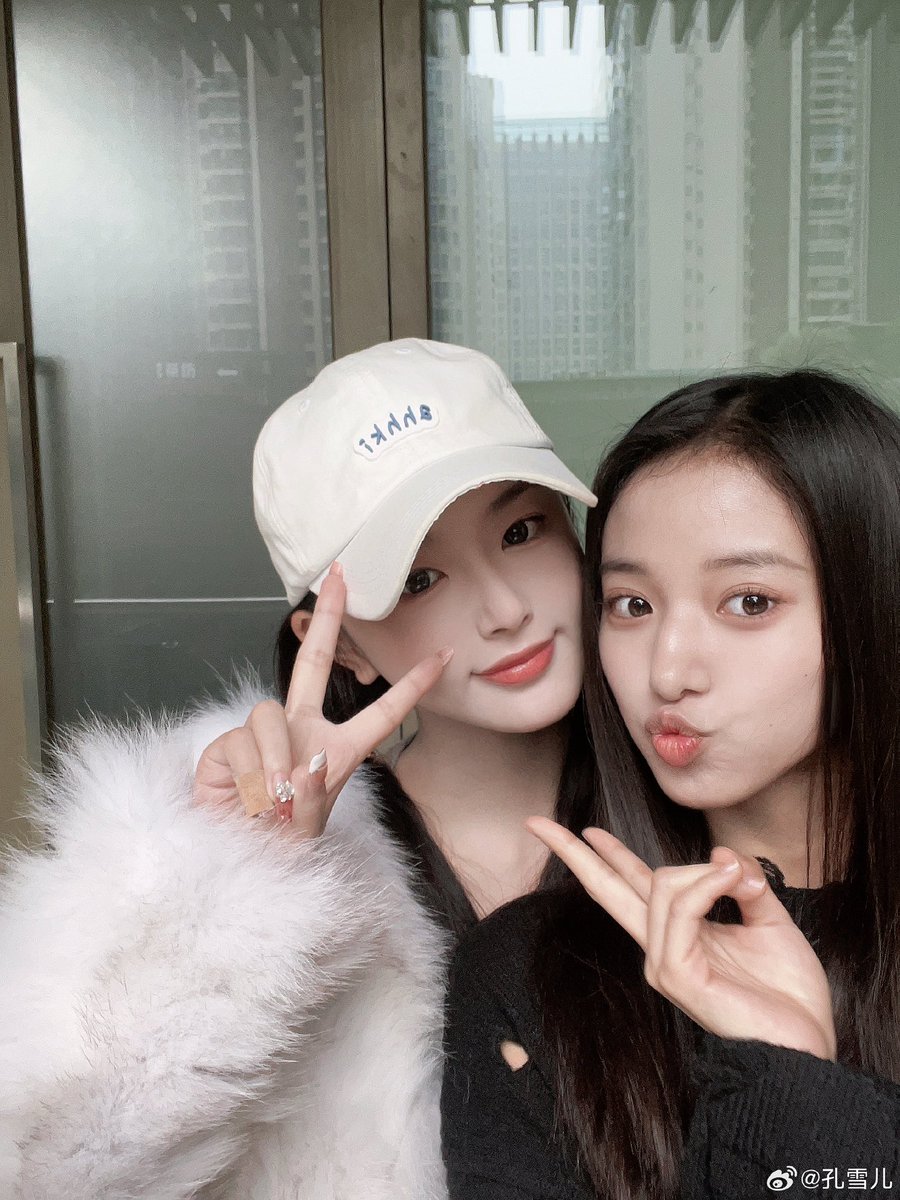 queenxueer's tweet photo. Xueer weibo update

Learn together with baby 🐰🐰🐰 

#KongXueer #孔雪儿 #SherryKong https://t.co/SxDKCpV7p1