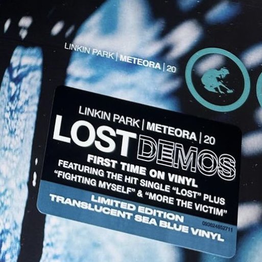 FuYiLong's tweet image. Seems like there are two variant of the @linkinpark Lost Demos. Can be easily differentiated by the hype sticker, one being rounded corners (US) and the other being sharp edge (EU). @LPLive #RSDBF