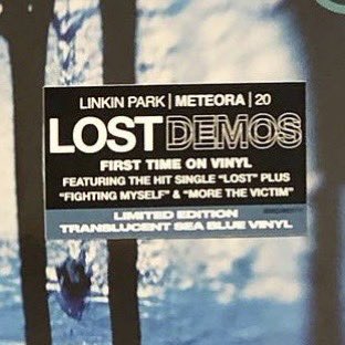 FuYiLong's tweet image. Seems like there are two variant of the @linkinpark Lost Demos. Can be easily differentiated by the hype sticker, one being rounded corners (US) and the other being sharp edge (EU). @LPLive #RSDBF