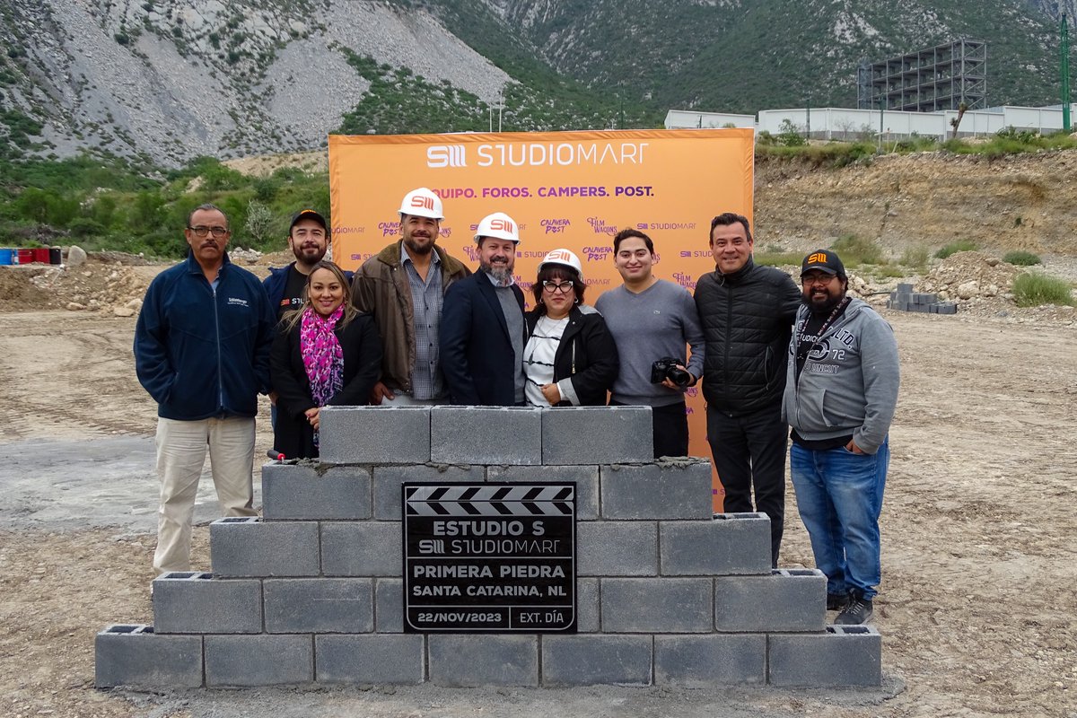 studio_mart's tweet photo. Pronto, un nuevo espacio para contar tus historias en Nuevo León.
Gracias a Diana Vidal y Jorge Vasaro por ayudarnos a poner esta primera piedra.
#CineRegio #CineMexicano #Monterrey #NuevoLeon @Economia_NL  @secturNL https://t.co/BVmGBTrAuB