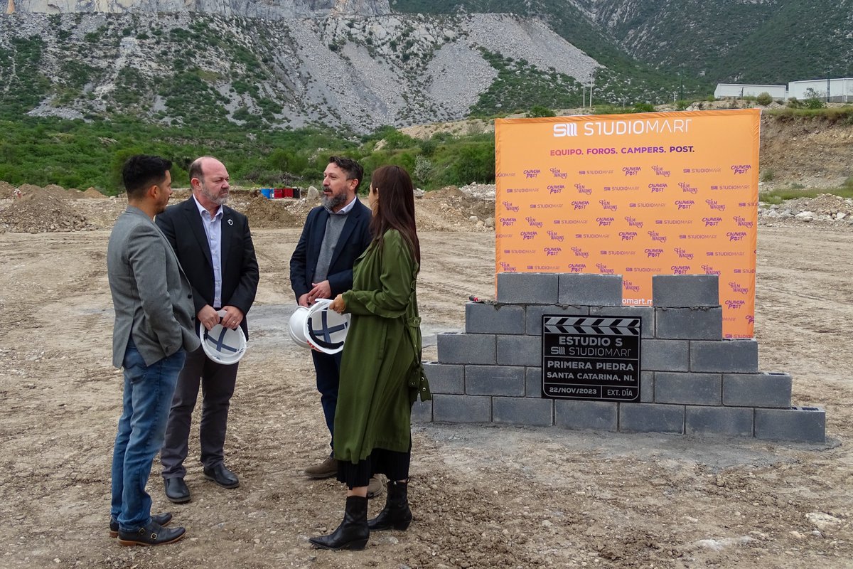 studio_mart's tweet photo. Pronto, un nuevo espacio para contar tus historias en Nuevo León.
Gracias a Diana Vidal y Jorge Vasaro por ayudarnos a poner esta primera piedra.
#CineRegio #CineMexicano #Monterrey #NuevoLeon @Economia_NL  @secturNL https://t.co/BVmGBTrAuB