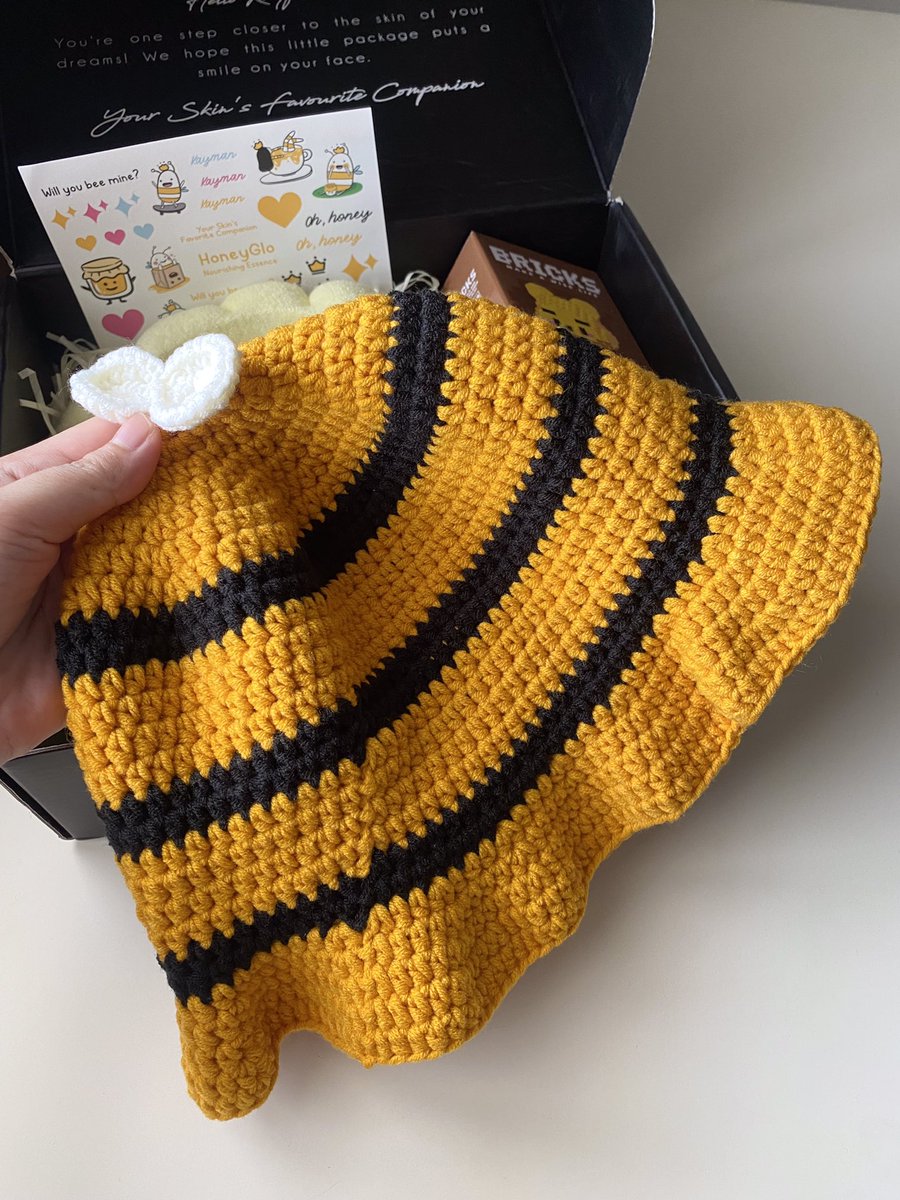 SyahidahDarmawi's tweet photo. The cutest PR box! 💛

Im screaming for the bee hat 🐝 #MeantToBee https://t.co/ITjEsF2ykQ