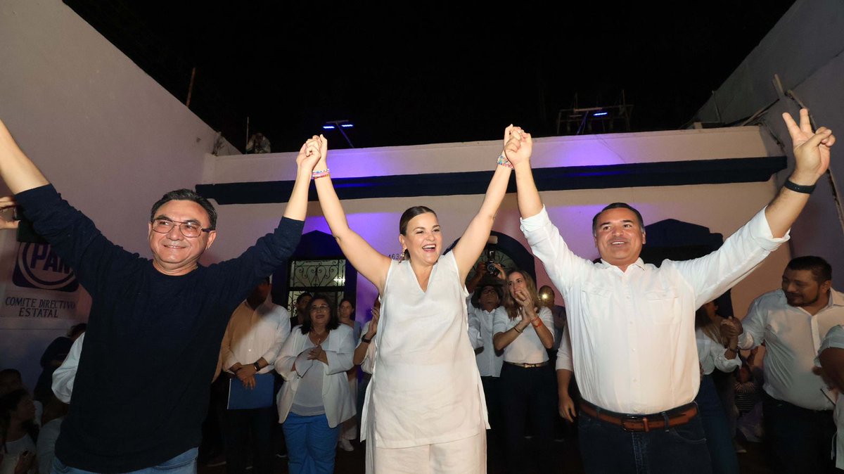 AsisFC's tweet photo. Junto a @RenanBarrera, precandidato a Gobernador y militantes, acompañamos a @CeciliaPatronL a su registro como precandidata a la alcaldía de #Mérida. En equipo Ceci, Renán y la ciudadanía, seguirán cuidando a nuestra capital y evitando que la improvisación acabe todo lo logrado https://t.co/N7uA1hrn0w