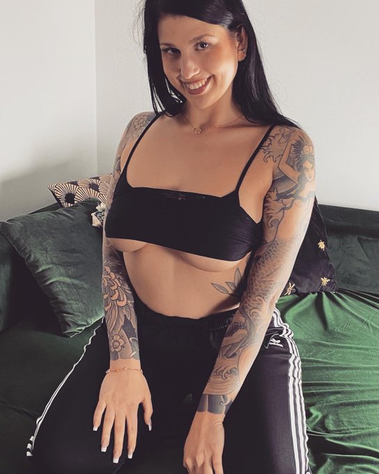 Es warten immernoch 35% Rabatt in meinem Shop auf dich 💖 https://t.co/Au6V8XtqlW   Ab 50&euro; Bestellwert<a href="/tag/sale"class="tags"><span>#sale</span></a><a href="/tag/shop"class="tags"><span>#shop</span></a><a href="/tag/online"class="tags"><span>#online</span></a><a href="/tag/tattoogirl"class="tags"><span>#tattoogirl</span></a><a href="/tag/blackfriday2"class="tags"><span>#blackfriday2</span></a>