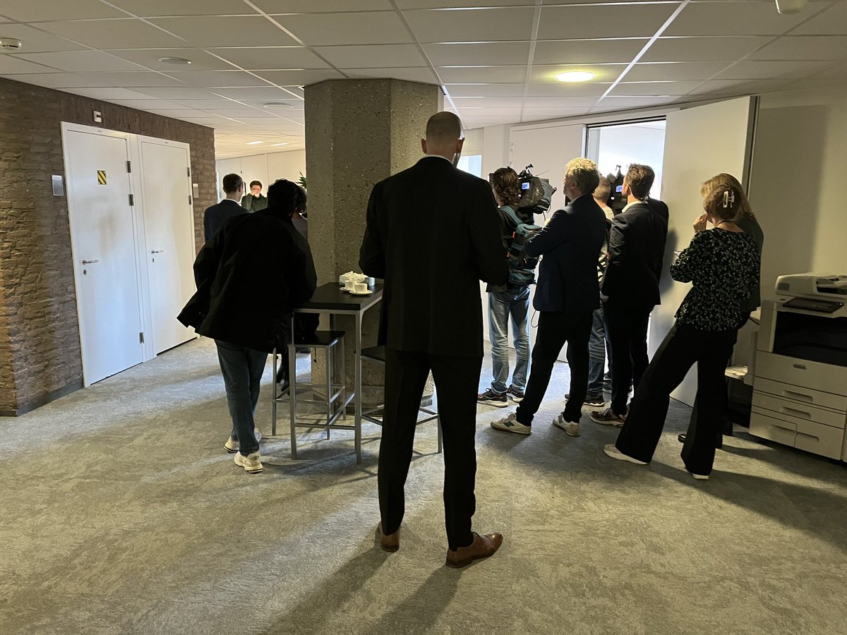 Vandaag in Den Haag om de Gelderse kandidaten te spreken die de afgelopen weken ook bij <a href="/OmroepGLD/">Omroep Gelderland</a> in de uitzending zijn geweest. Rob Jetten is de eerste die zo naar binnen zal lopen bij zijn fractie. En dus staan de media klaar in de hal. #verkiezingen