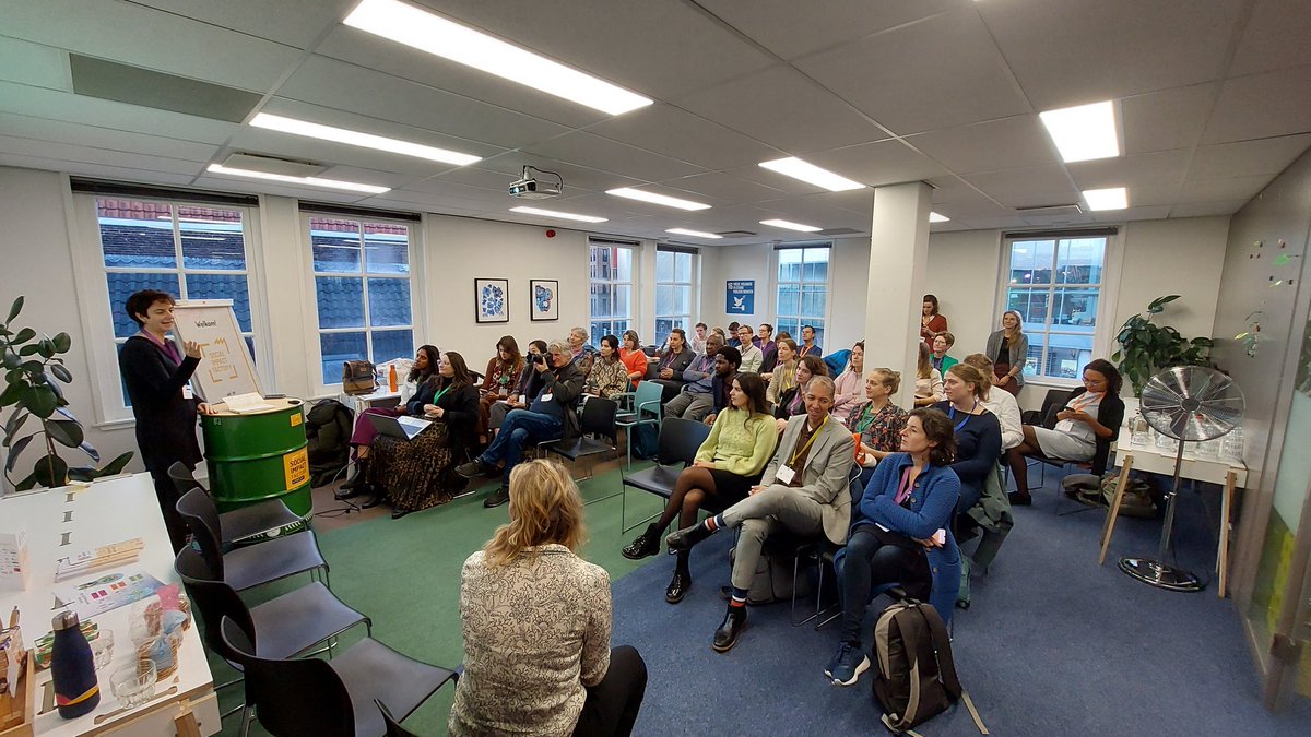 Full room! We just had an amazing session about the Dutch Global Heath Strategy #ECTMIH2023 As we reflected, there is enough evidence that #climatechange has been causing distress in health systems. Happy to se @DutchMFA and @MinVWS committed to an inclusive action now!