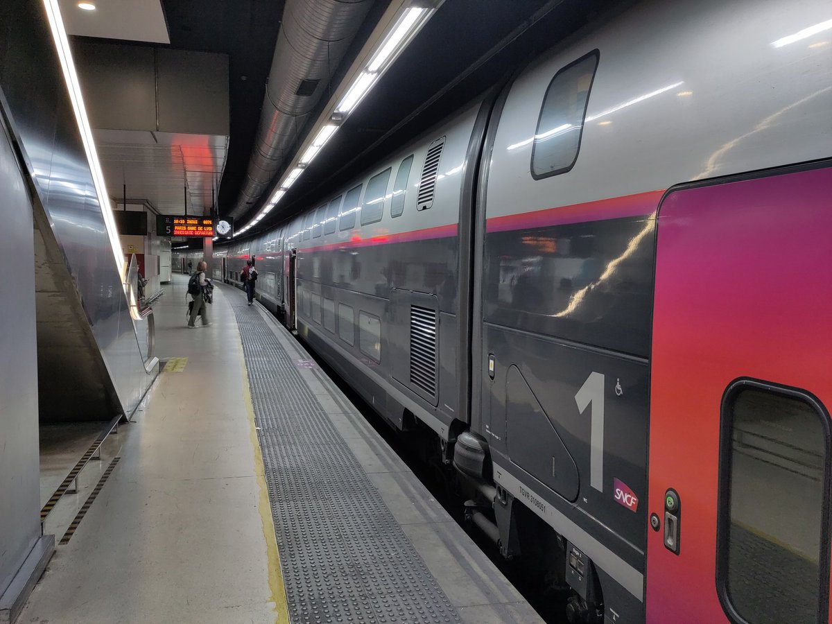 BrianCoffeeSpot's tweet photo. The adventure starts again for the return journey from Barcelona to London with the TGV from Barcelona Sants. We're upstairs in first class and for now it's an 8 coach train. We pick up the other 8 coaches somewhere along the way. https://t.co/ac7GdT7bvq