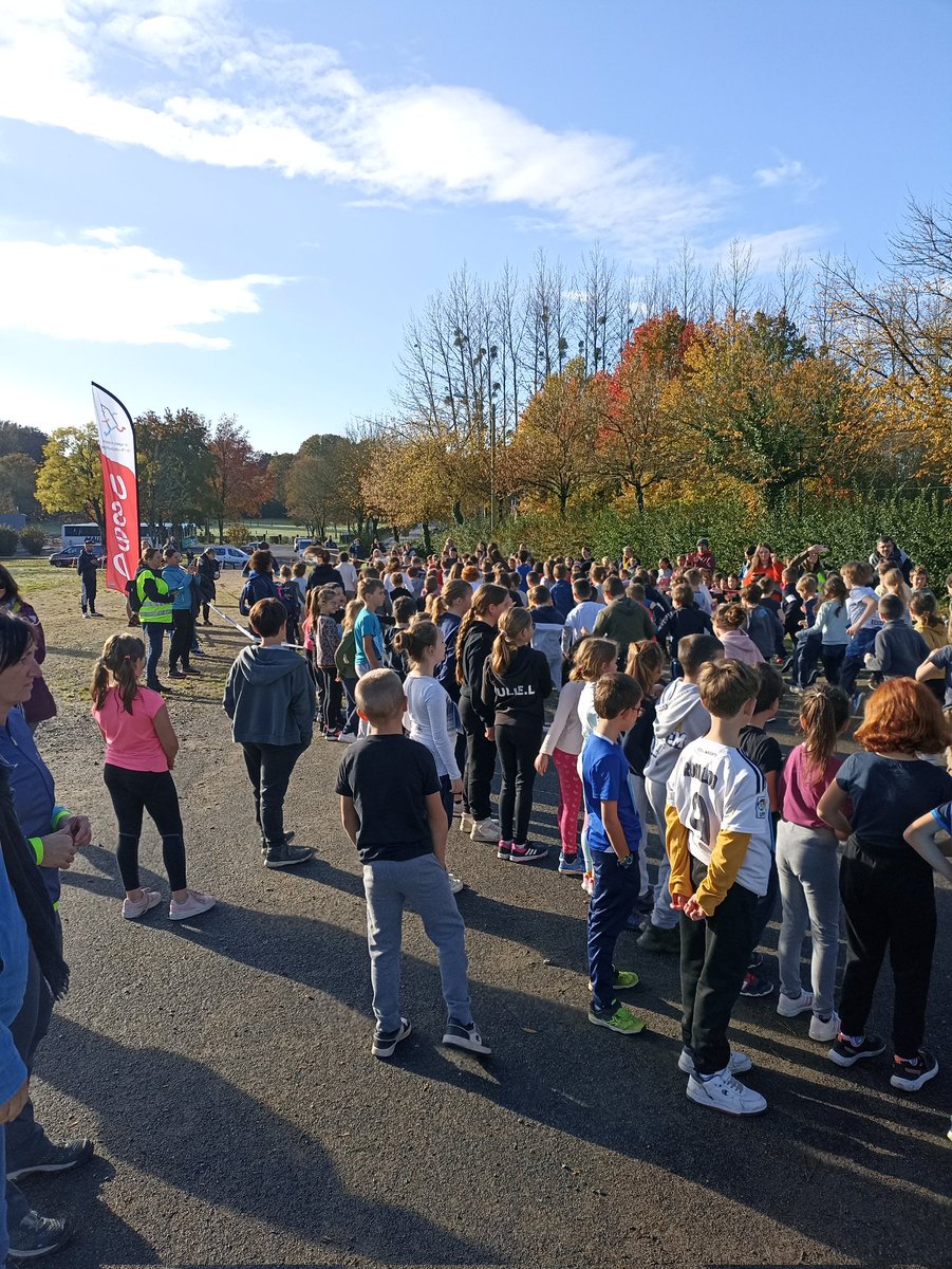 usep_56's tweet photo. Période des Cross de la Solidarité très dense avec une météo capricieuse qui nous oblige à reporter certaines dates. Malgré tout près de 3000 enfants ont pu réaliser leur "contrat course" durant les Cross de St Dolay, Ploemeur, Auray, Cléguer, Vannes, Pontivy, Guémené et Plouay. https://t.co/C3sEGsA9nB
