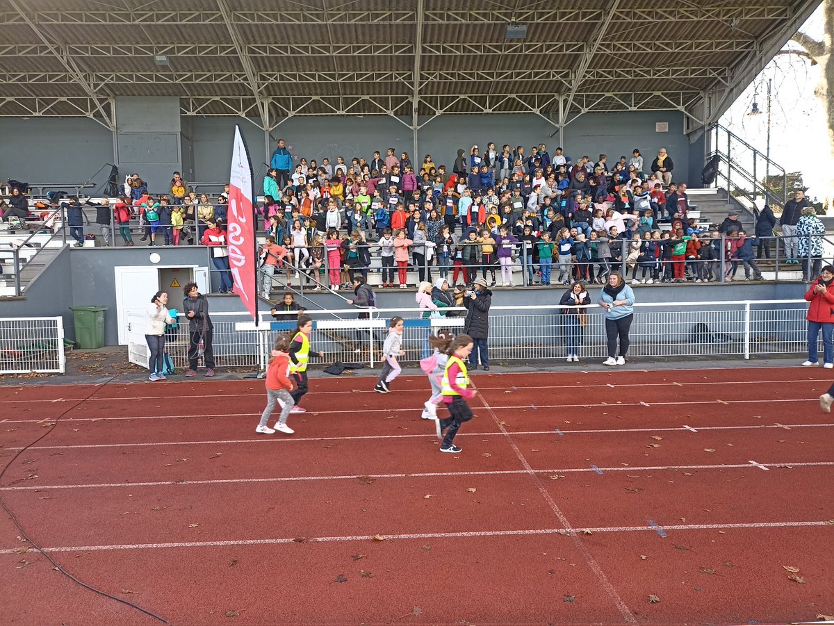 usep_56's tweet photo. Période des Cross de la Solidarité très dense avec une météo capricieuse qui nous oblige à reporter certaines dates. Malgré tout près de 3000 enfants ont pu réaliser leur "contrat course" durant les Cross de St Dolay, Ploemeur, Auray, Cléguer, Vannes, Pontivy, Guémené et Plouay. https://t.co/C3sEGsA9nB