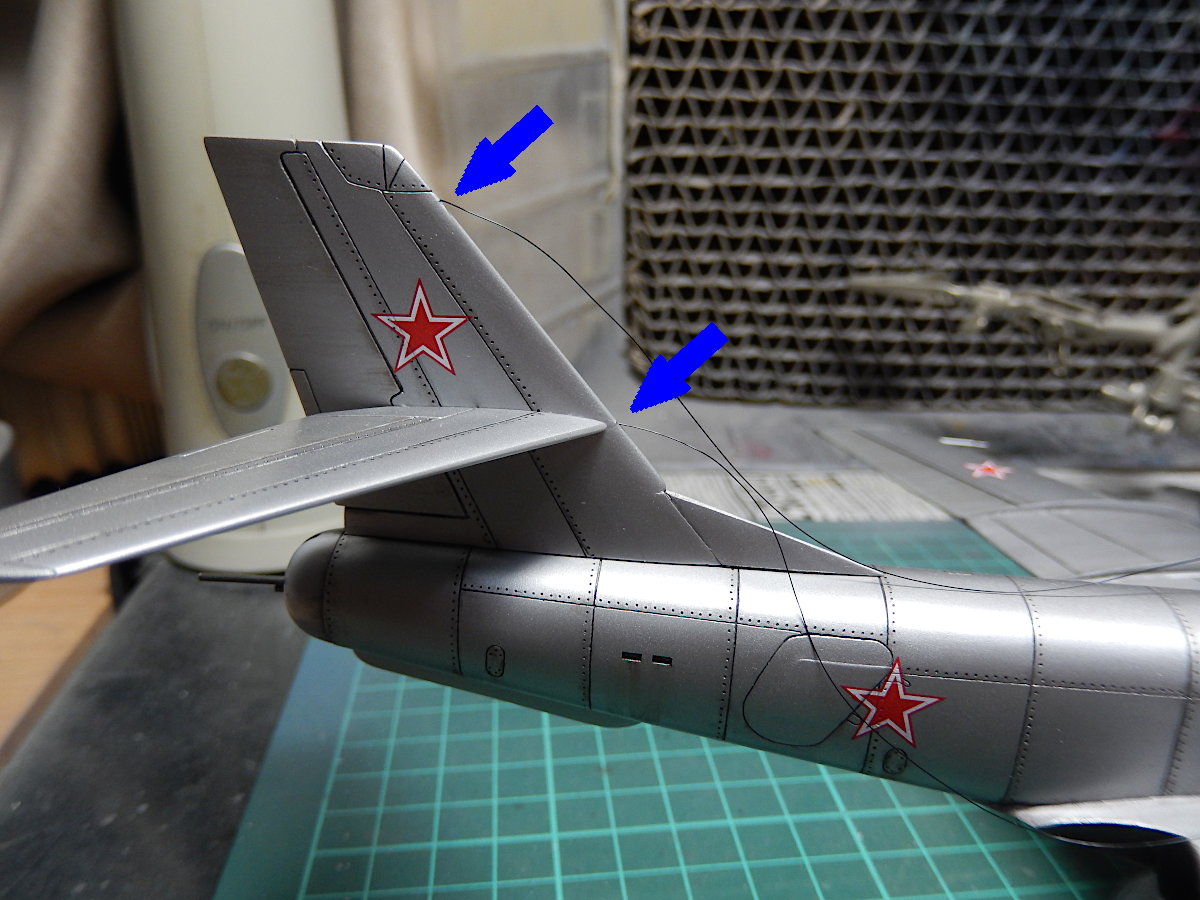 gorimodeler's tweet photo. トライしてたメタルリギングの張り線ですが、何せ金属なんで硬い！
接着してから切ろうとすると、衝撃で取れてしまいます。
ということでストレッチリギングに植え替え、今度は無事張れました。
ホワイトパテで碍子(がいし)っぽいものを付けました。
#SAコン
#Amodel
#IL40 https://t.co/OT9mUNJngc