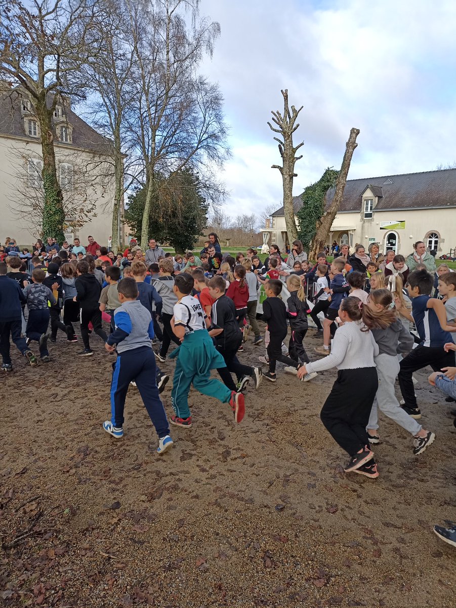 Période des Cross de la Solidarité très dense avec une météo capricieuse qui nous oblige à reporter certaines dates. Malgré tout près de 3000 enfants ont pu réaliser leur "contrat course" durant les Cross de St Dolay, Ploemeur, Auray, Cléguer, Vannes, Pontivy, Guémené et Plouay.