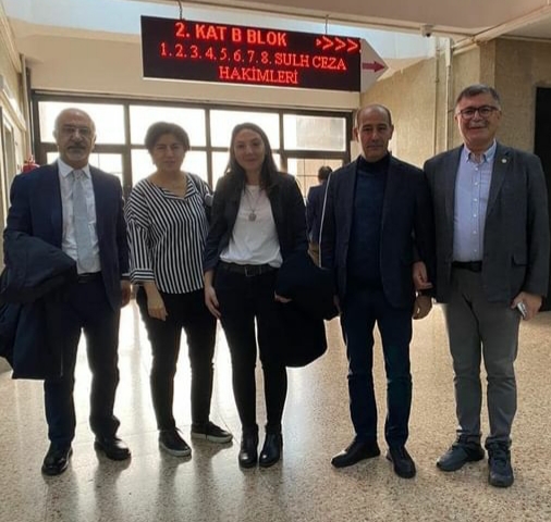 egitimsen's tweet photo. #ÖğretmenlikMeslekKanunu'nun Anayasa Mahkemesi'nde görüşüleceği gün, mahkeme önünde “meslek nöbeti” tutmak istediği için ters kelepçe takılarak gözaltına alınan MYK üyelerimiz Simge Yardım ve Ahmet Karagöz'ün davasının ilk duruşması, bugün saat 10.00’da Ankara Sıhhiye Adliyesi’ndeki 35. Asliye Ceza Mahkemesi’nde görülmeye başlandı. 
Tüm baskılara rağmen, eğitim ve bilim emekçilerinin hakları ve kazanımları için yürüttüğümüz sendikal mücadele yükselerek devam edecek!