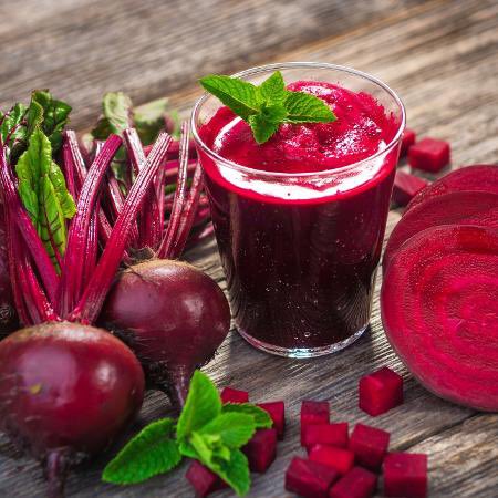 DaAcervo's tweet photo. Os 10 benefícios do suco de beterraba:
#DicaSaudável
#beterraba
1. Rico em nutrientes:
O suco de beterraba contém vitaminas e minerais essenciais, como vitamina C, ácido fólico, manganês e potássio.
2. Baixar a pressão arterial:
Os nitratos da beterraba podem ajudar a dilatar os vasos sanguíneos, reduzindo potencialmente a pressão arterial.
3. Melhor desempenho nos exercícios:
Os nitratos no suco de beterraba podem aumentar a resistência durante os exercícios.
4. Aumenta a resistência:
Estudos sugerem que o suco de beterraba pode aumentar a absorção de oxigênio e melhorar o desempenho atlético.
5. Apoia a saúde do coração:
Os antioxidantes e nitratos da beterraba podem promover a saúde do coração, reduzindo a inflamação e apoiando o fluxo sanguíneo saudável.
6. Pode melhorar a digestão:
A beterraba é uma boa fonte de fibra alimentar, que auxilia na digestão e promove um intestino saudável.
7. Desintoxicação:
A beterraba contém betalaínas, que auxiliam no processo de desintoxicação do corpo, ajudando a neutralizar as toxinas e tornando-as solúveis em água para facilitar a eliminação.
8. Pode melhorar a função cognitiva:
Algumas pesquisas sugerem que os nitratos do suco de beterraba podem melhorar a função cognitiva, aumentando o fluxo sanguíneo para o cérebro.
9. Pode apoiar a saúde do fígado:
Os compostos da beterraba podem apoiar a função hepática e ajudar o fígado a eliminar toxinas.
10. Rico em antioxidantes:
O suco de beterraba contém antioxidantes que ajudam a combater o estresse oxidativo e podem reduzir o risco de doenças crônicas.