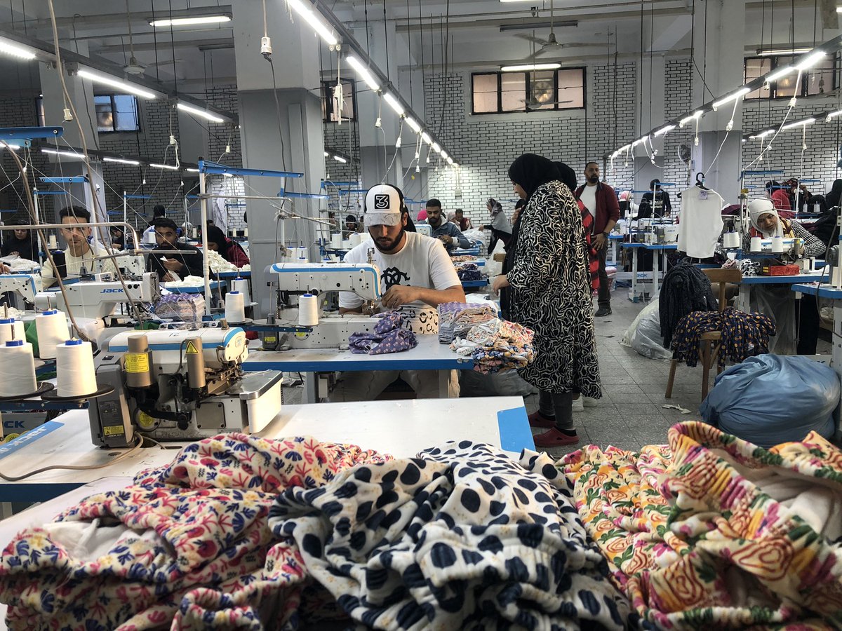 BahEldinSoliman's tweet photo. انا بكتب الكلام ده عشان حاجة واحدة بس وكنت مش حابب انشره .. لكن لموقف عمله زمايلي الصنايعية شباب وبنات حابب انه يوصل لأهلنا في غزة ويعرفوا أهلهم في مصر بيحبوهم اد ايه وبيحاولوا يعملوا اي حاجة حتى في عجزهم 

جتلي مكالمة من Ahmed Radwan ان عنده قماش عايز يطبعه sublimation وعايزني أفصله بيجامات شتوي أطفالي لأهلنا في غزة ونلحق بيهم القافلة الجديدة .. وافقت على شرط ان زي ما هو ساهم بالقماش والطباعة المصنع عندنا هيساهم بالتفصيل

موعد القافلة اتبدر ولقينا قدامنا ٣ أيام نخلص فيهم الشحنة

بعتت لرضوان رسالة مسؤول القافلة لقيت رضوان بيقوللي هيسهر الناس عشان يلحق يسلمني القماش مطبوع وانا وعدته اني هسهر البنات على قد ما يقدروا وابيت الشباب في المصنع على الشغل

طبعا انا ماليش اي سلطة اني اجبر حد على سهر او بيات لكني كنت متأكد من روح فريقي وحب المصريين الفطري للمساعدة خاصة  لأهلنا

بعد ما قصينا الشغل ربنا وفقني في كام كلمة وقفت في نص الصالة وقلتهم بعنوان "ان اللي معرفش يطلع عياله من تحت الأنقاض اكيد معرفش يطلع هدومه الشتوي .. وغز.ة مافهاش مولات فاتحة دلوقتي يجيبوا منها هدوم والبرد داخل" و "ربنا مداناش طيارات وصواريخ لكن ادانا ماكينات خياطة .. خلينا نستر نفسنا بأي حاجة معاهم"

والحمدلله المصنع اتشقلب .. المكن اتشد والصنايعية قلبوا المكن والمشرفين سخنوا والشغل كان طالع زي السيل ماشاء الله

البنات كلموا أهلهم واستأذنوهم وسهروا ومشيوا والشباب كملوا وباتوا على الشغل

واتفاجئت بعد كده انهم طالبين ان السهرة دي ماتتحسبش على المصنع ويبقوا بذلوها خالصة لأهلهم

أكيد أهلنا عارفين حبنا ليهم .. واحنا برضه بنعترف بالخذلان .. لكن اللي حابب اقوله ان من أول المقاطعة لل الدعم على السوشيال ميديا لحد لما حد بيقدر يقدم اي حاجة حتى لو خياطة .. بنحاول

وربنا يثبتكم ويعفو عننا
