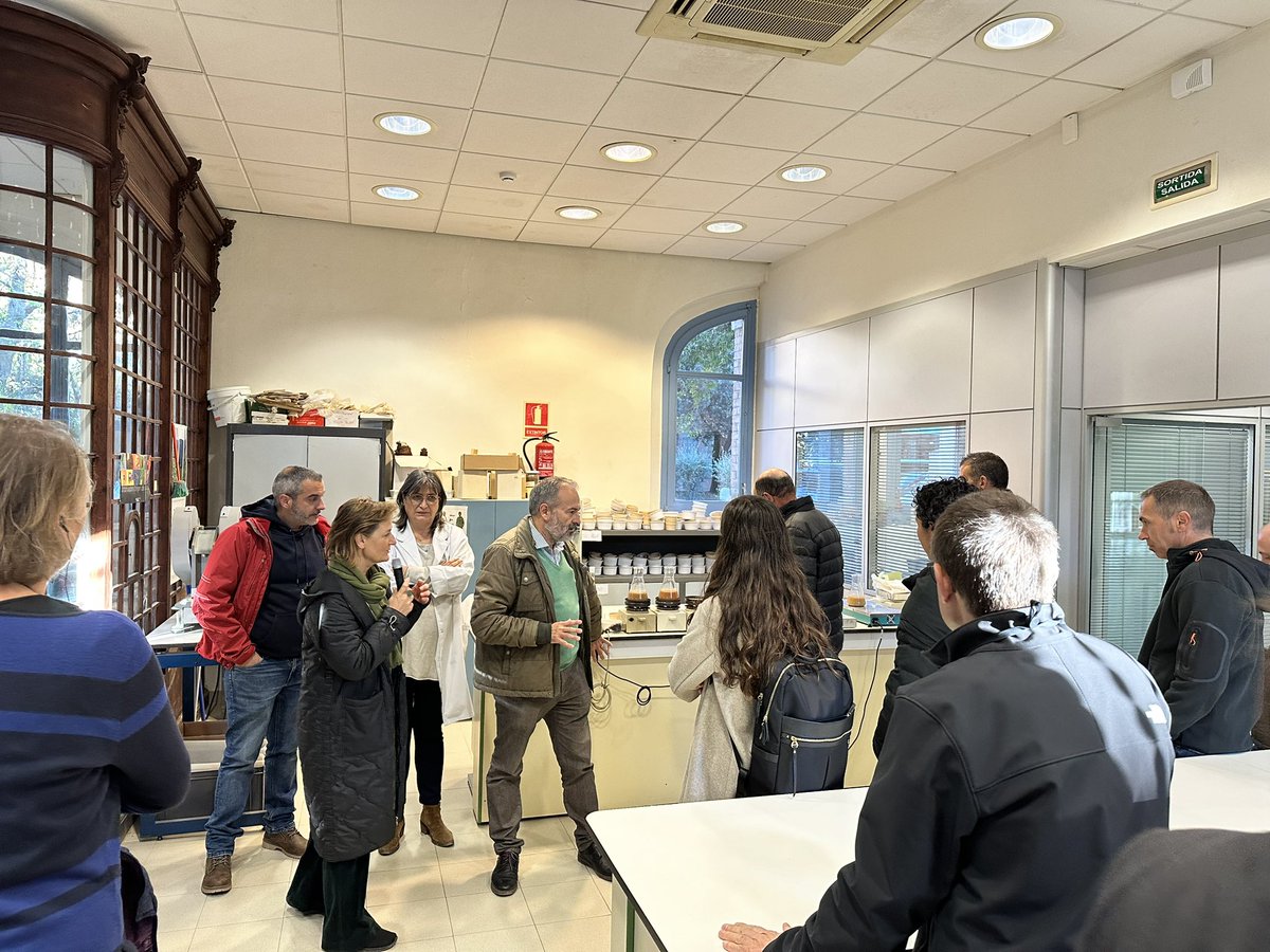 Catalonia_CH's tweet photo. 🍇👩🔬Première étape : la station œnologique de Reus. Nous allons y parler de désherbage et de couverts végétaux avec des experts de la HES #Changins et du #fibl, ainsi que de récupération de variétés des Pyrénées et des pré-Pyrénées avec les chercheur•euses d’@incavicat. https://t.co/cnMU8MYht3