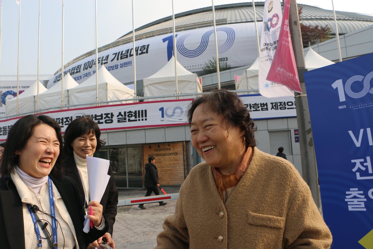 대한간호협회 100주년을 진심으로 축하드립니다.

코로나19 간호사들은 K-히어로 그 자체였습니다.

여러분이 보여주는 헌신과 노고를 생각하면 더 많은 관심과 지원이 필요합니다.

앞으로도 명예 간호사라는 생각으로 여러분의 문제를 같이 고민하고 함께 해결하겠습니다.