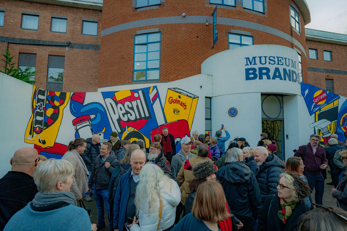 🧵1/8

Last Friday we gathered at the @MuseumofBrands to unveil London's latest #RainbowPlaque dedicated to the #LondonLighthouse - a pioneering residential and  support centre for people with HIV and AIDS.