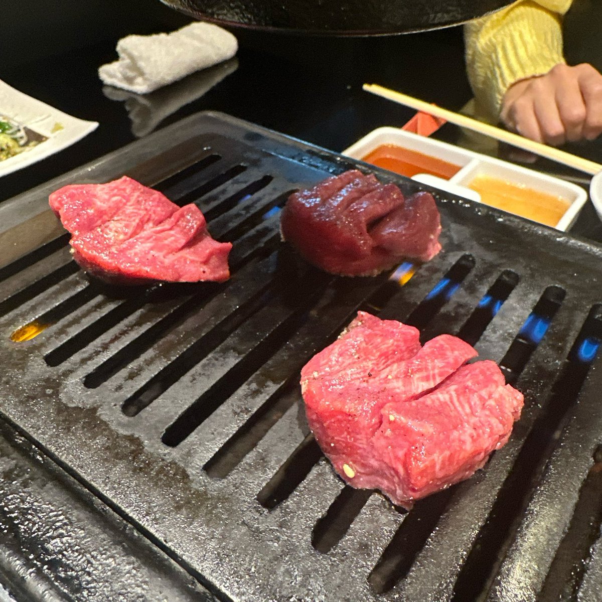 makipapa's tweet photo. 6連休初日。ダーツで遊んだあとはマダミス2作からの @cafe_amayadori あまやどりさんでボドゲでした。締めはお高いお肉三昧にて連休良いスタート!
#murdermystery
#weekendmurder
#myshelfy
#hashidecubes
#fruitpicking
#wordbasket
#hibachi
#potatoman
#whirlingwitchcraft
#themind
#snowmandice https://t.co/cf6hvdTl4s
