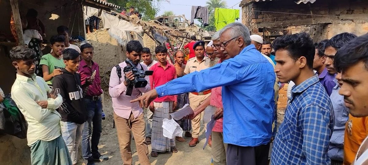 কলকাতা হাইকোর্টের অর্ডার, তারপরেও দলুইখাকি গ্রামে ঢুকতে তিনবার আটকালো এস.ডি.পি.ও-র নেতৃত্বে পুলিশ। সব বাধা টপকে এখন দলুইখাকি পৌঁছালো সিপিআই(এম) নেতৃত্ব। উপস্থিত আছেন পার্টির কেন্দ্রীয় কমিটির সদস্য সুজন চক্রবর্তী, কেন্দ্রীয় কমিটির সদস্য শমিক লাহিড়ী, প্রবীণ পার্টি নেতা ও রাজ্যের