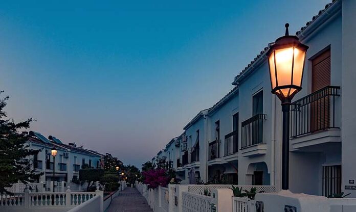 Los Álamos, Málaga: una historia de iluminación que perdura en el tiempo revistaluminica.es/los-alamos-mal… a través de <a href="/RevistaLuminica/">LUMINICA</a>