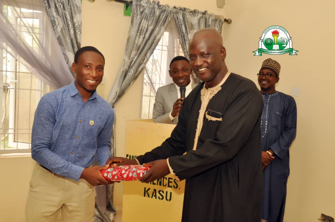 kadunastateuni's tweet photo. celebrant as someone who deserved to be honored. The Vice-Chancellor who was represented by the Deputy Vice-Chancellor of Strategy, Innovation, and Service Delivery, Prof. Helen Afang Andow, commended Dr. Zulaihatu for her exceptional service to the faculty and the university https://t.co/pgTtjdEwhI