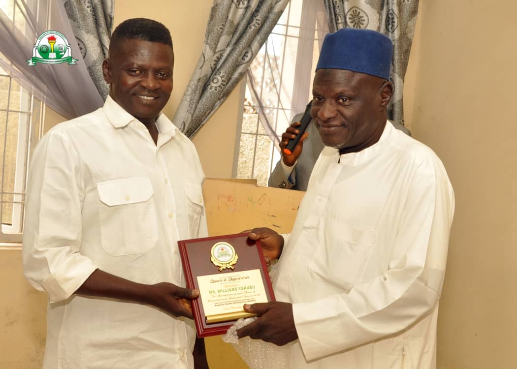 kadunastateuni's tweet photo. celebrant as someone who deserved to be honored. The Vice-Chancellor who was represented by the Deputy Vice-Chancellor of Strategy, Innovation, and Service Delivery, Prof. Helen Afang Andow, commended Dr. Zulaihatu for her exceptional service to the faculty and the university https://t.co/pgTtjdEwhI